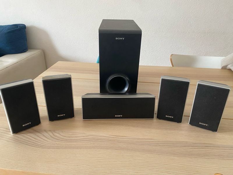 Altavoces Sony 5.1 negros y plateados