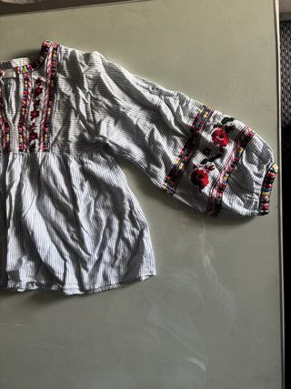 Blusa con bordado multicolor niña