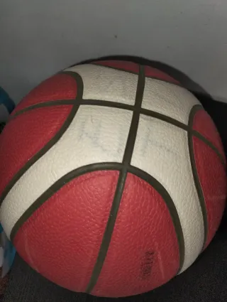 Balón de baloncesto rojo y blanco