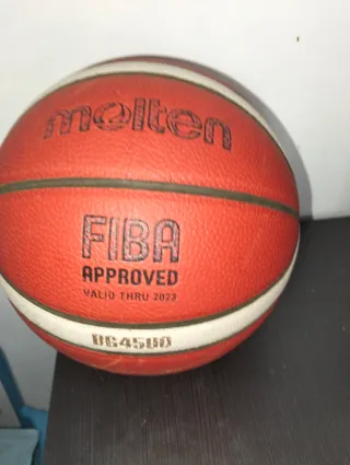 Balón de baloncesto rojo y blanco