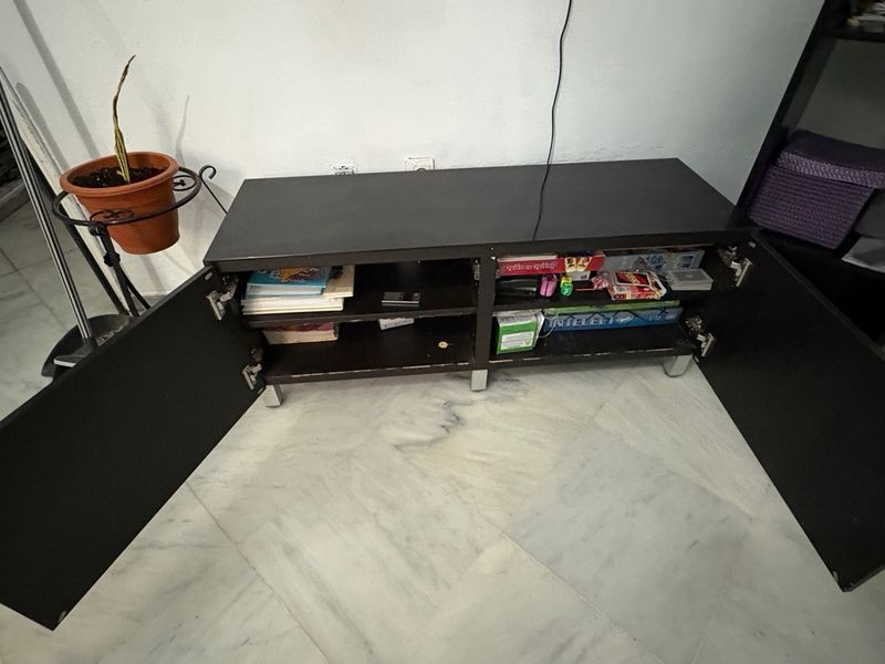 Mesa TV oscura con puertas afbeelding 2
