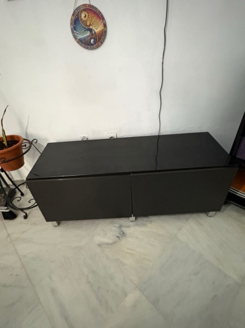 Mesa TV oscura con puertas afbeelding 3