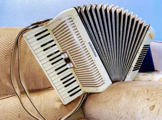 Acordeón Hohner Arietta 72 Bajos