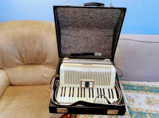 Acordeón Hohner Arietta 72 Bajos