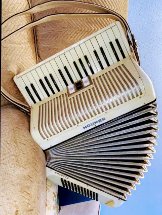 Acordeón Hohner Arietta 72 Bajos