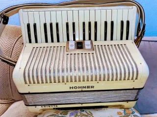 Acordeón Hohner Arietta 72 Bajos