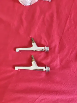 2 Grifos  Nuevos. Parece. Tendedero fontanería.