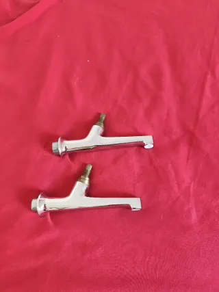 2 Grifos  Nuevos. Parece. Tendedero fontanería.