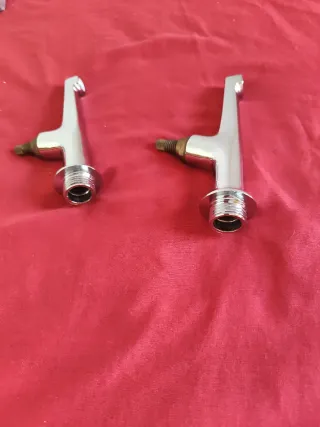 2 Grifos  Nuevos. Parece. Tendedero fontanería.