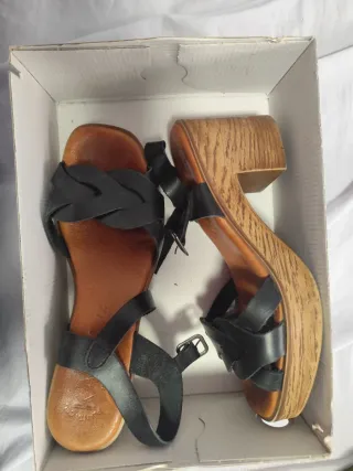 Sandalias de cuña negras y marrones