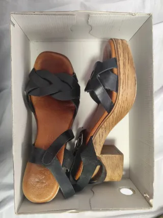 Sandalias de cuña negras y marrones