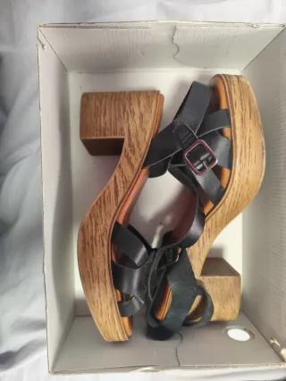 Sandalias de cuña negras y marrones