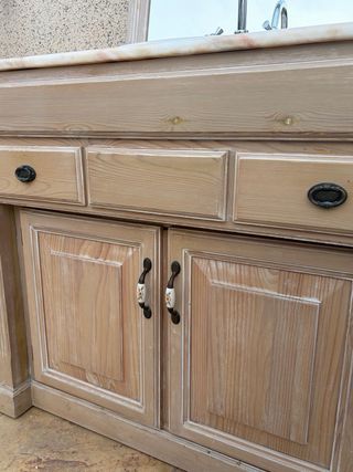 Mueble de aseo con espejo y lavabo