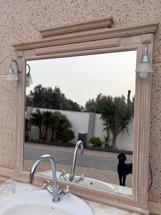 Mueble de aseo con espejo y lavabo