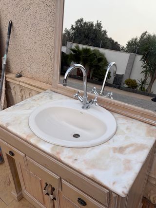Mueble de aseo con espejo y lavabo