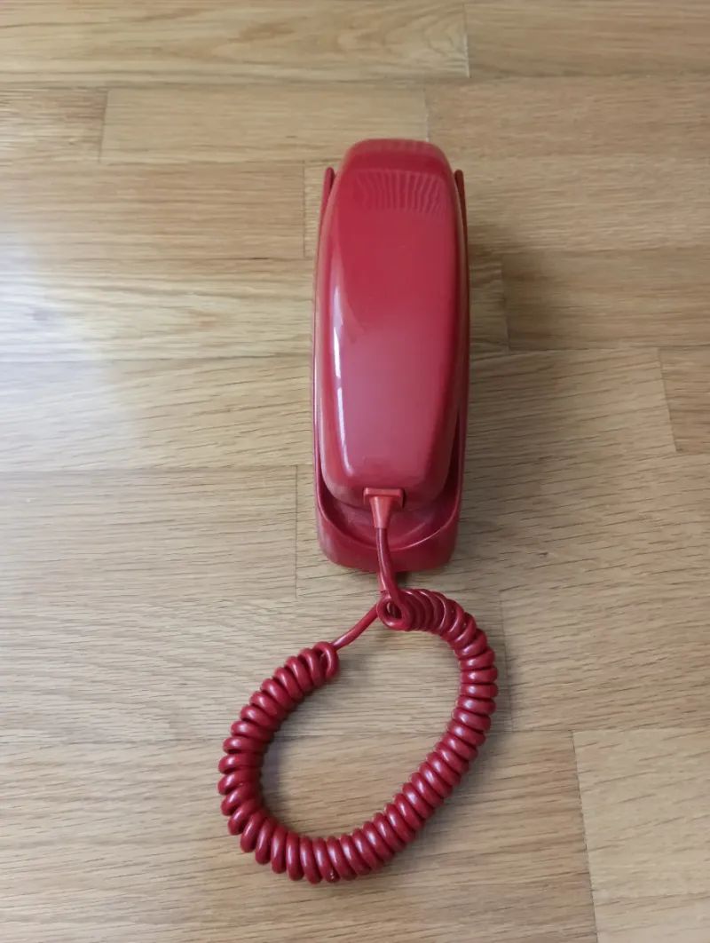 Teléfono antiguo góndola pared rojo