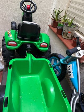 Trattore a pedali verde per bambini