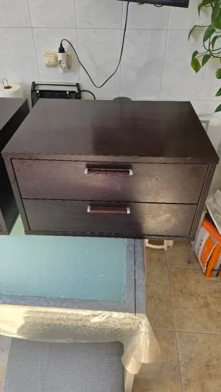 Mesillas de noche marrones y plateadas