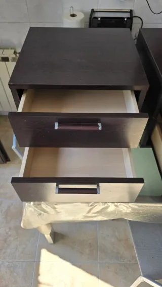 Mesillas de noche marrones y plateadas