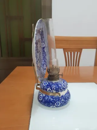 Lámpara de aceite o quinqué vintage azul