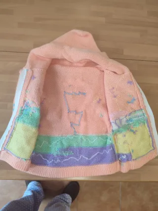 Chaqueta tejida bebé con capucha