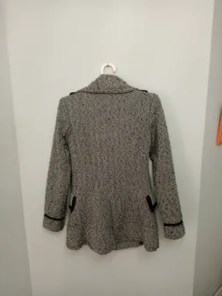 Abrigo corto espiga blanco y negro