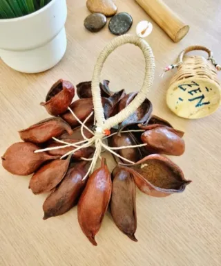 Dos sonajeros Semillas Tropicales y Mimbre