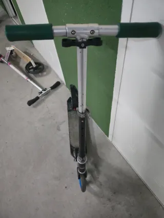 Patinete infantil azul y negro