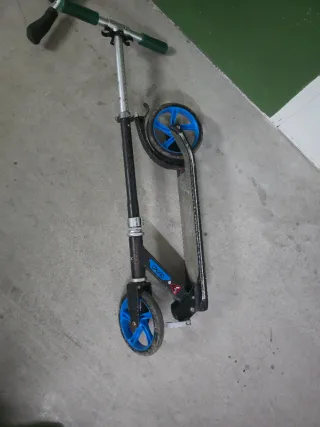 Patinete infantil azul y negro