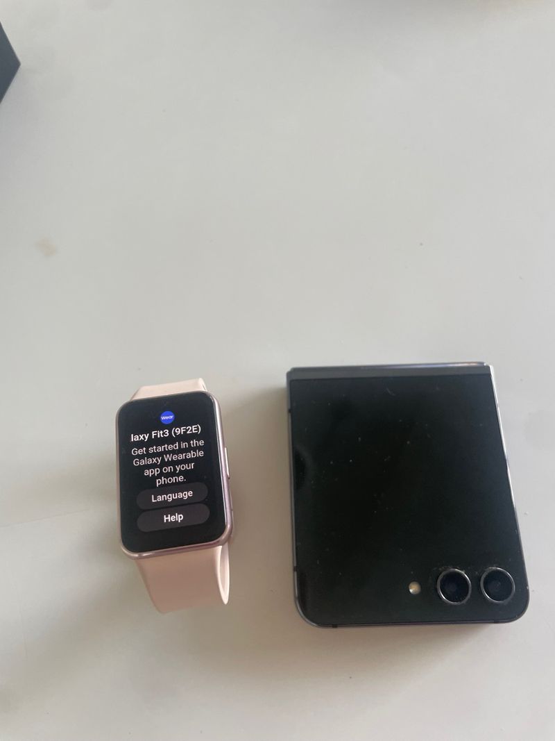 Teléfono Z Flip 5 y Reloj Fit 3 Rosa