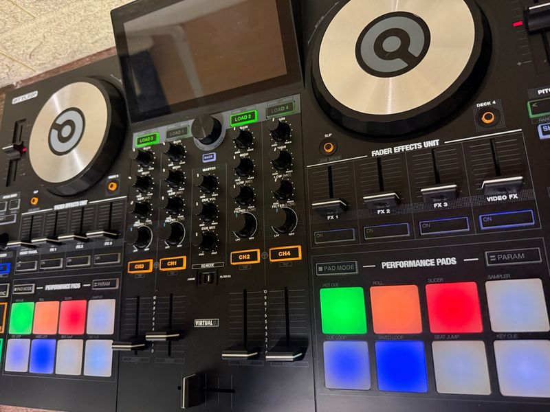 Controlador DJ Reloop Touch con pantalla táctil