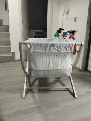 Mini cuna con peluches y móvil