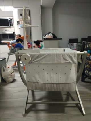 Mini cuna con peluches y móvil