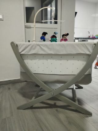 Mini cuna con peluches y móvil