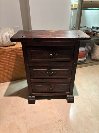 Taburete , baul y mesita de noche, todo 25€