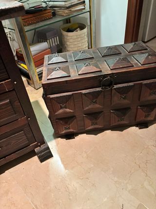 Taburete , baul y mesita de noche, todo 25€