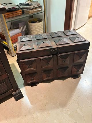 Taburete , baul y mesita de noche, todo 25€