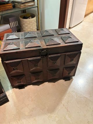 Taburete , baul y mesita de noche, todo 25€