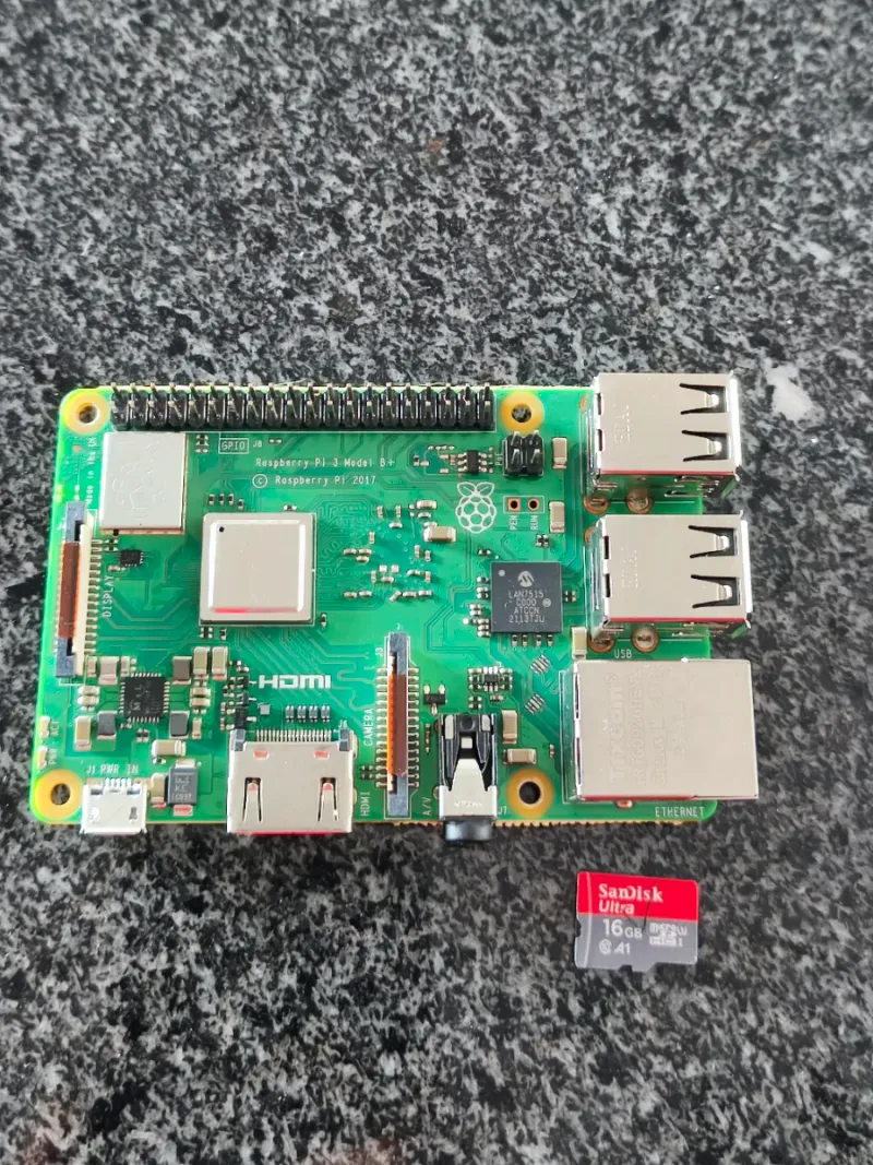 Raspberry Pi 3 Model B+ + Sandisk 16GB