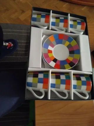 Juego de tazas y platillos de porcelana