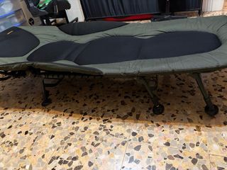 Cama y saco de pesca