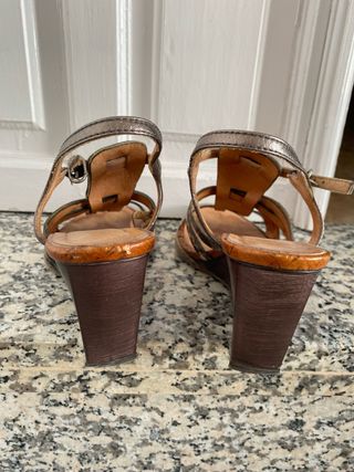 Zapatos de cuña marrones y bronce