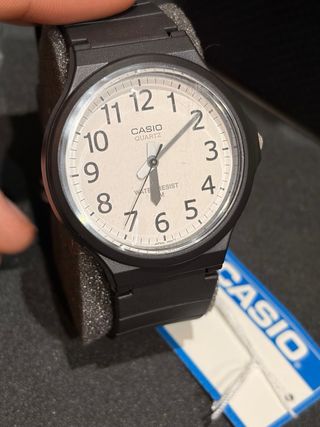 Reloj Casio Quartz Negro y Blanco