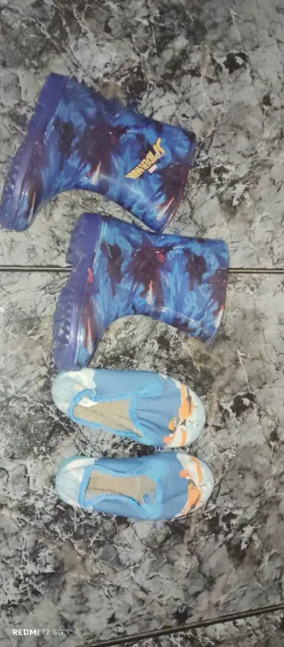 Botas agua Spiderman talla 25 y zapatillas casa,27