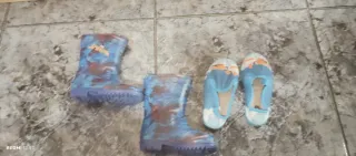 Botas agua Spiderman talla 25 y zapatillas casa,27