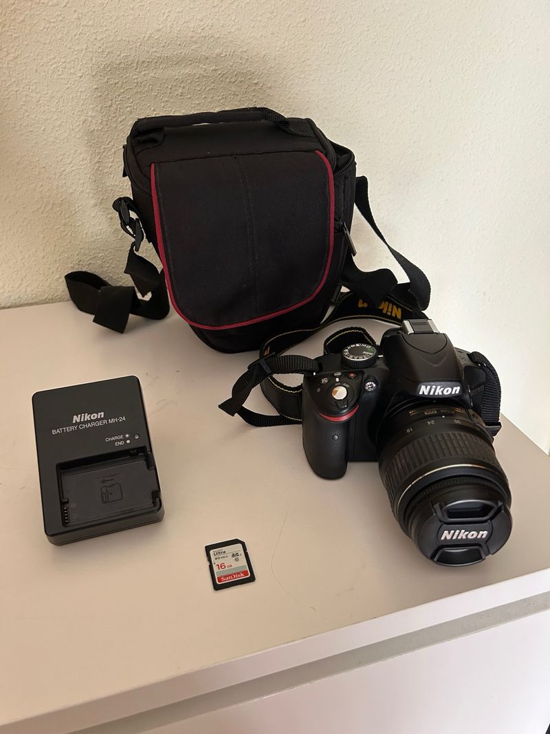 Cámara Nikon D3200 con accesorios