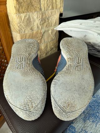 Zapatillas deportivas azules y naranjas