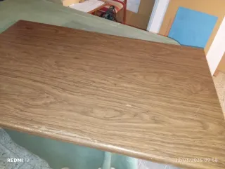 Tablero de mesa de madera roble oscuro.