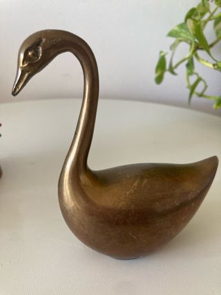 Lote 3 objetos latón: cisne, jarrón, cenicero