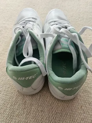Zapatillas deportivas blancas y verde menta